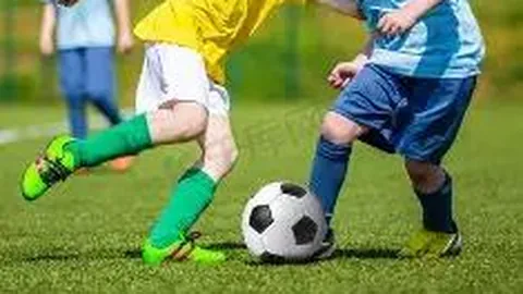 “王钰栋首秀遗憾收场：前国脚不慎扭伤脚踝，离场成焦点！”